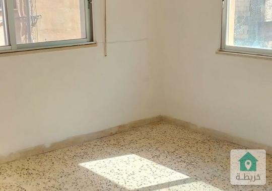 طابق اول مؤلف من شقتين للبيع بداعي السفر