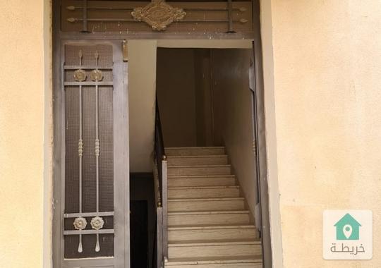 عمارة مكونة من 4 طوابق تحتوي على 12 شقة للبيع في الموقر