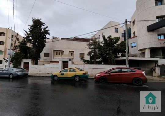 فيلا مكونة من طابقين وروف وعلى شارعين  للبيع في الشميساني