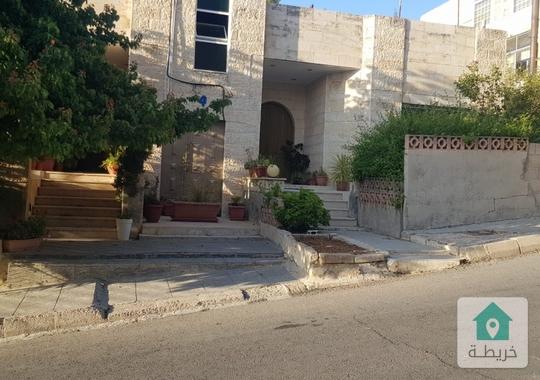 منزل مميز على قطعة ارض تصلح للاسكانات للبيع 