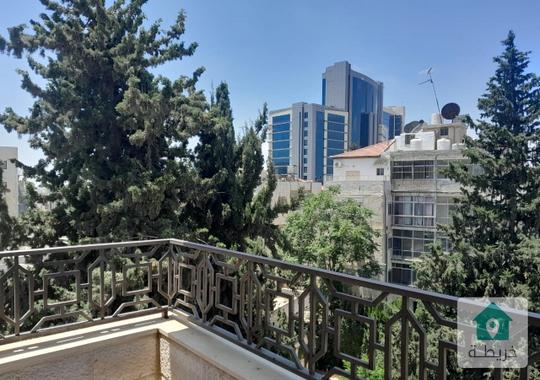 شقة واسعة للبيع في أم أذينة بإطلالة مميزة قرب سوق الذهب 
