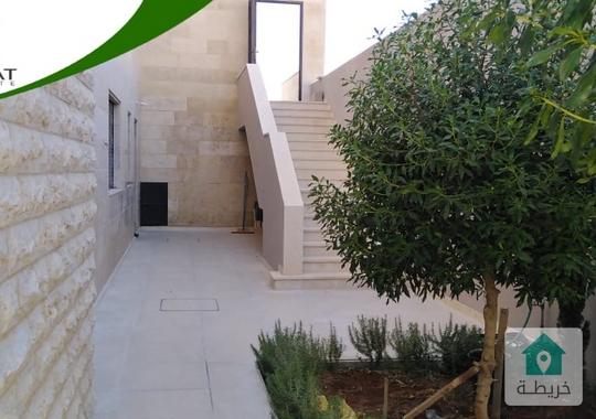 فيلا للبيع في الظهير مساحة البناء 850م ومساحة الارض 750م ومساحة الحديقة 300م ومساحة الترس 50م