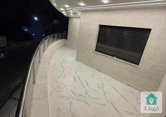 شقه فخمه جدا للبيع طابق ثاني بالمدينه الرياضيه جديده  مساحه 205 متر للبيع بسعر 99 الف ت 0796974924