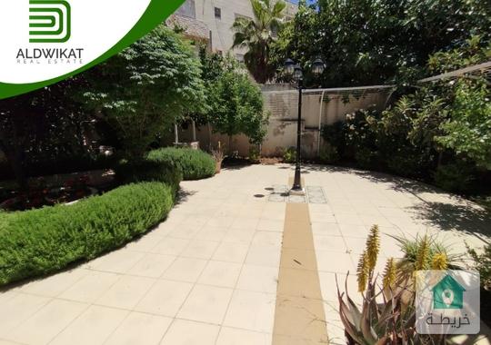 فيلا للبيع في الجبيهة حي الجامعة مساحة البناء 465م ومساحة الارض 840م ومساحة الحديقة 300م ومساحة التر