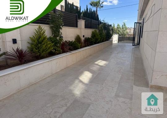شقة ارضية للبيع في رجم عميش  طريق المطار مساحة البناء 210م ومساحة الحديقه 200م