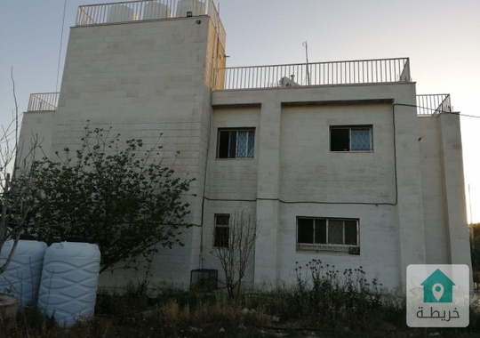 مزرعة زيتون كبيرة للبيع مع منزل طابقين