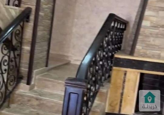 شقة طابق اخير مع روف للبيع 