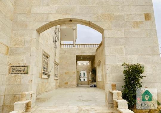 فيلا مستقلة للبيع في شفا بدران مساحة الارض 1400م مساحة البناء 650م والحديقة 1000م على شارعين