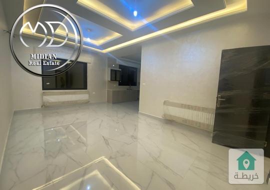 شقة ارضية جديدة فارغة للايجار ضاحية الامير راشد مساحة 240م مع ترس 50م تشطيبات ديكورات عصرية فاخرة  