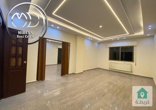 شقة للبيع في أجمل مواقع الجاردنز طابق ثاني مساحة 220م 4 نوم تشطيبات و ديكورات سوبر ديلوكس بسعر مميز 