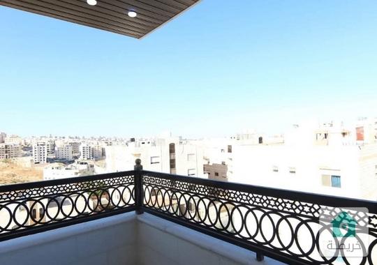 طابق أخير ثالث مع روف وترس أمامي دوبلكس قرميد إيطالي ومطبخ PVC راكب جاهز في أجمل مناطق في الجبيهة