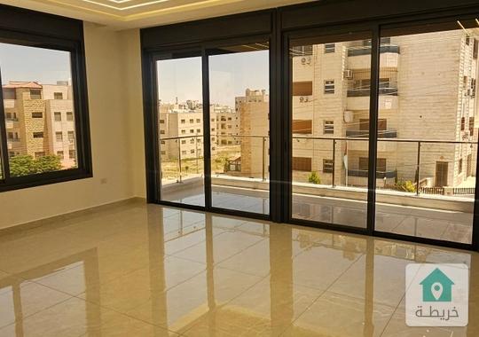 ثالث مع روف في الظهير خلف مدارس الخمائل بأفخم التشطيبات الفندقية 