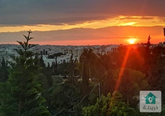 بيت كبير للإيجار قريب لجميع الخدمات مسور عالي مع حديقة واسعة