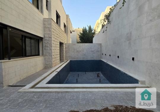 فيلا متلاصقة فاخرة جديد لم تسكن للبيع في دابوق قرب القصور الملكية 