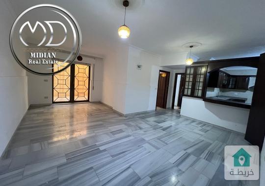 شقة شبه ارضي فارغة للايجار الدوار السابع قرب كوزمو مساحة 100م مع ترس 25م تصلح للعرسان بسعر مميز جدا