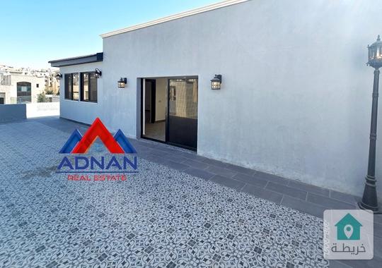 رووف فخم جديد مع تراس واسع مطل للإيجار سنوي فقط