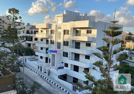 شقه ارضيه فخمه بالجاردنز للبيع مساحه داخلي 150م وخارجي 100م للبيع بسعر 103 الاف ت 0796974924