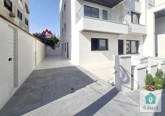 شقة ارضية 100 جديدة للبيع مع تراسات واسعة و كراج ومدخل خاص