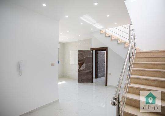 شقة طابق ثالث مع روف دوبلكس مساحة 170 م مع ترس 100 م للبيع في عمان  ابو علندا بسعر محررروق 69 الف 