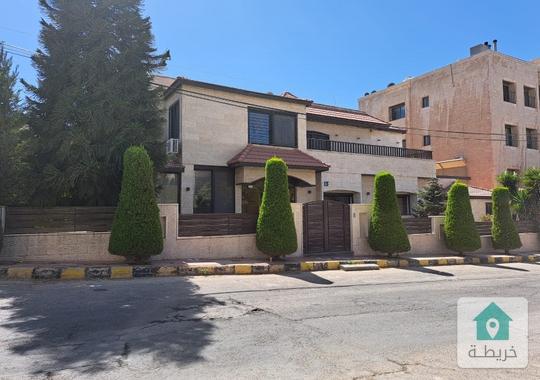 فيلا فاخره في الصويفيه على شارعين منطقه فلل مميزه قرب شارع المطار 