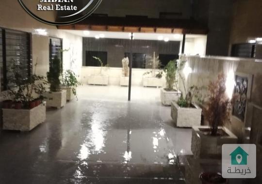 شقة ارضية مفروشة للايجار ام السماق مساحة 130م مع ترس 100م تشطيبات و فرش سوبر ديلوكس