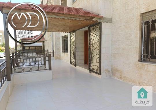 شقة ارضية للبيع ام السماق مساحة 195م مع تراسات 130م تشطيبات سوبر ديلوكس بسعر مميز جدا