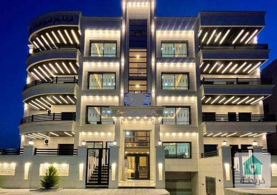 شقة سوبر ديلوكس للبيع بسعر مغري منطقة هادئة جدا قريبة من الخدمات أرقى مناطق البنيات