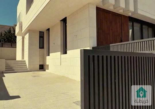   فيلاتان متلاصقتان بمعايير فاخرة للبيع  في موقع رائع في الظهير