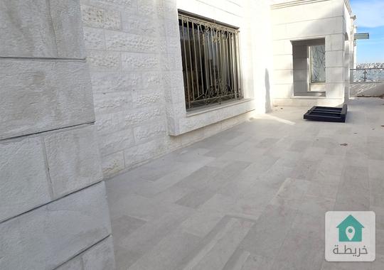 عبدون شقة ارضية طابقية 220 متر مع تراس ومدخل خاص للايجار 