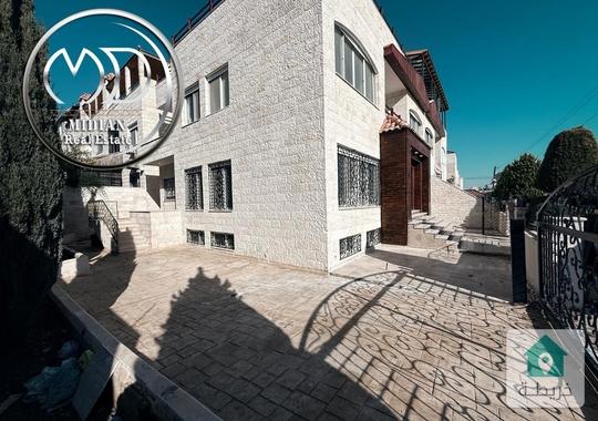 فيلا جديدة للبيع في أجمل مناطق عمان  الظهير مساحة 560م مع مسبح تراسات و حدائق 250م تشطيبات سوبر ديل