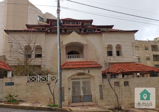 فيلا ثلاثة طوابق وروف للبيع في تلاع العلي