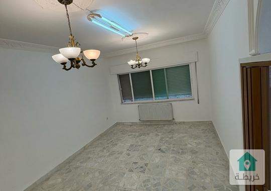 شقة واسعة و نظيفة بالقرب من الخدمات للايجار 