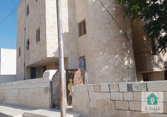 شقه  للايجار تبعد 100 م عن دوار جرش خلف المطعم الشامي بجانب مطعم اسطنبولي مقابل مخابز انوار المدينه