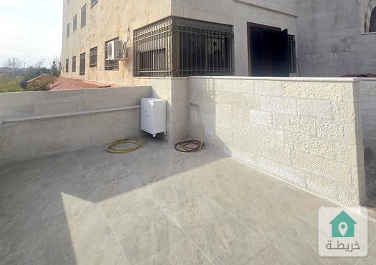 شقة ارضية فارغة للإيجار السنوي مجددة بالكامل مع كراج و مدخل وتراس خاص