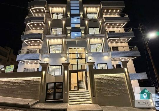 شقه ارضيه فخمه بالجاردنز للبيع مساحه داخلي 145م وخارجي 70م للبيع بسعر 98 الف ت 0796974924