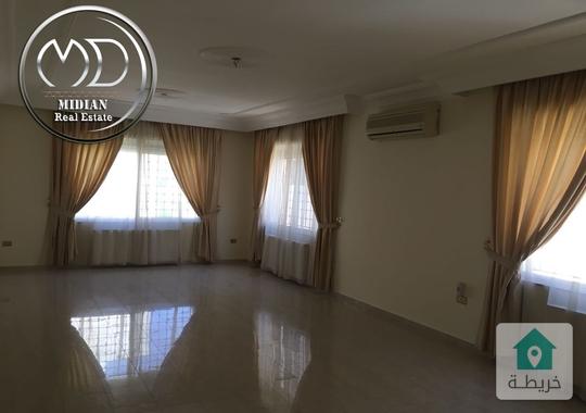 شقة ارضية طابقية فارغة للايجار عبدون مساحة 300م مع ترس و حديقة 150م اطلالة جميلة