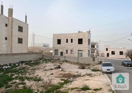 ارض للبيع في المستندة / بجانب الدوار مباشرة 