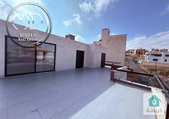 رووف جديد للبيع الظهير مساحة 320م مع تراسات تشطيبات و ديكورات عصرية فاخرة اطلالة رائعة