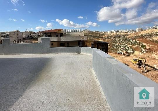 ثالث مع روف في الجبيهة حي المنصور كهرباء مجانية و تدفئة راكبة 