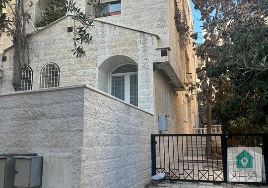 شقة طابق ارضي مجددة بالكامل داخلي و خارجي للبيع في عمان ضاحية الرشيد