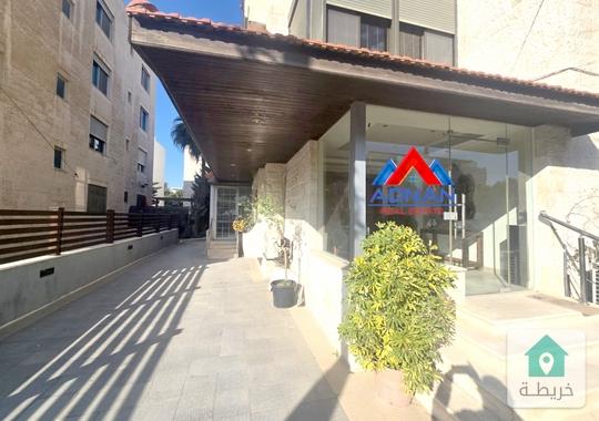 عبدون شقة ارضية للايجار  مفروشة بالكامل 3 نوم مع حديقة كبيرة و كراج خاص