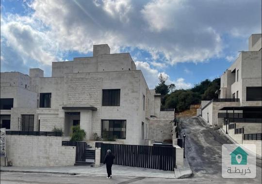 فيلا مستقلة فاخره ضمن كمباوند للبيع قرب دابوق 