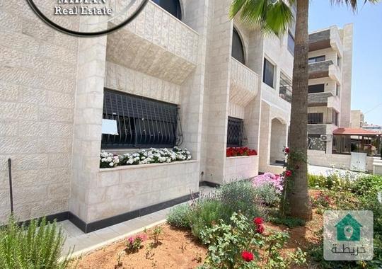 شقة ارضية فارغة للايجار ام اذينة مساحة 150م مع ترس و حديقة 200م تشطيبات و ديكورات سوبر ديلوكس