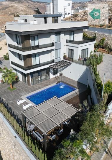 فيلا مع مسبح باطلالة عالية للايجار في ناعور بمساحة ارض 1000م