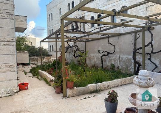 منزل للبيع بالسلط  منطقة هادئة ويمكن بناء عليها عماره