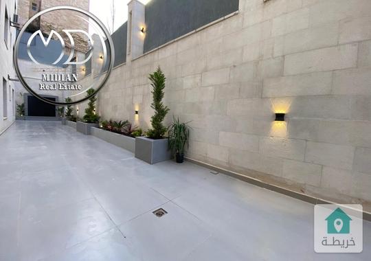 شقة شبه ارضي جديدة للبيع جبل عمان مساحة 240م مع ترس و حديقة 200م تشطيبات ديكورات عصرية فاخرة بسعر مم