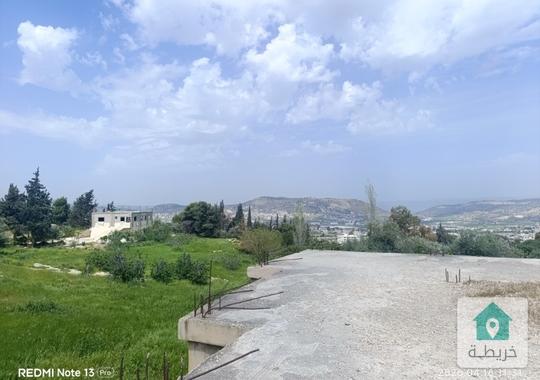 ارض ذات إطلالة خلابة و منطقة هادئة 