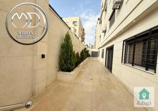 شقق شبه أرضي للبيع حي الصحابة مساحات 220م  240م مع تراسات و حدائق تشطيبات ديكورات فاخرة جديدة لم تس