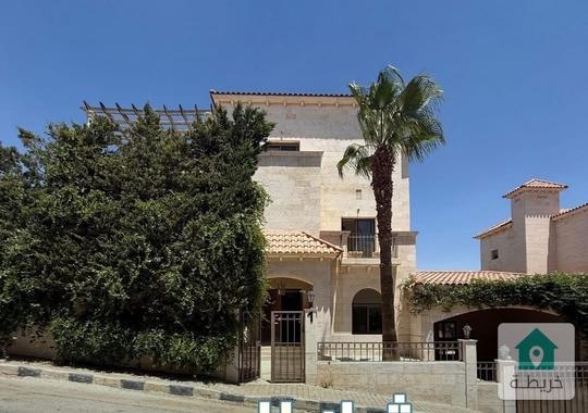 ڤيلا فاخرة للبيع ضمن كومباوند سكني مغلق في ناعور تبعد ١٠ دقائق عن عبدون بسعر مميز جداً