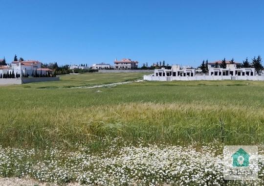 أرض بمنطقة منجا بجانب فلل حديثة و مميزة